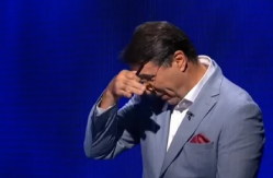 ZBOG JEDNOG POTEZA U PROGRAMU UŽIVO, CELA SRBIJA SE SMEJE MEMEDOVIĆU Istorijski momenat na RTS se prepričava i danas (VIDEO)