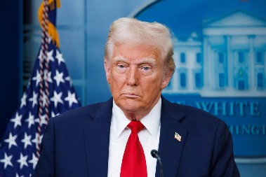 TRAMP OPET PRETI „Nema inflacije, snizite kamatne stope“