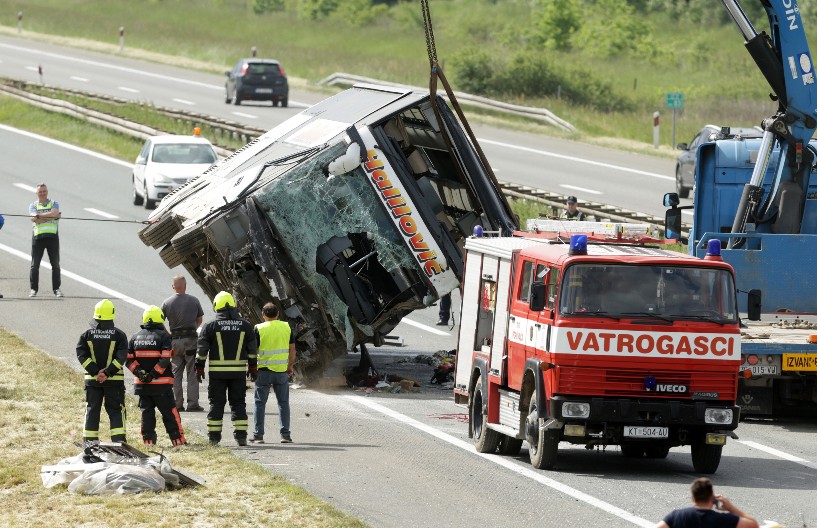 U SUDARU AUTOBUSA I AUTOMOBILA DVOJE POGINULO, A 31 POVREĐEN Stravične slike sa mesta nesreće (FOTO)