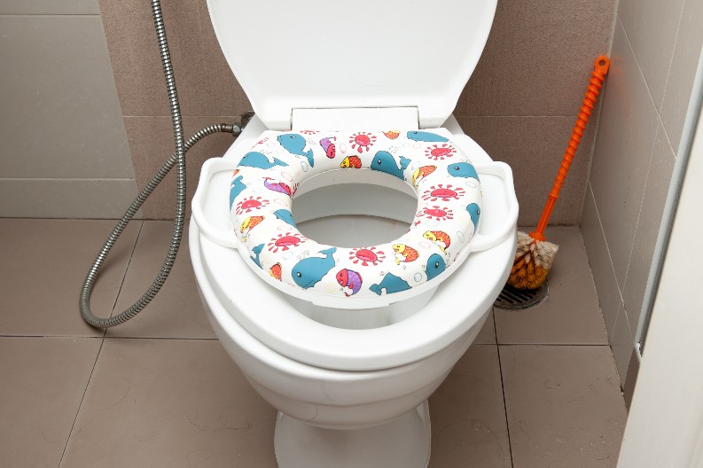 KAKO UKLONITI "CRNI PRSTEN" OD KAMENCA I BUĐI? Evo čime da očistite dno WC šolje, ova 3 sredstva razaraju prljavštinu