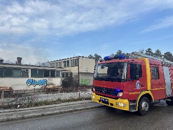 POŽAR U RIPNJU Vatrogasne ekipe na terenu, gori zgrada fabrike