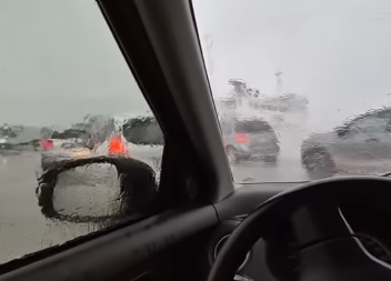 OLUJNI VETAR OBORIO KROV NA KOLOVOZ, TRAGEDIJA IZBEGNUTA ZA DLAKU! Teško nevreme razorilo Mladenovac