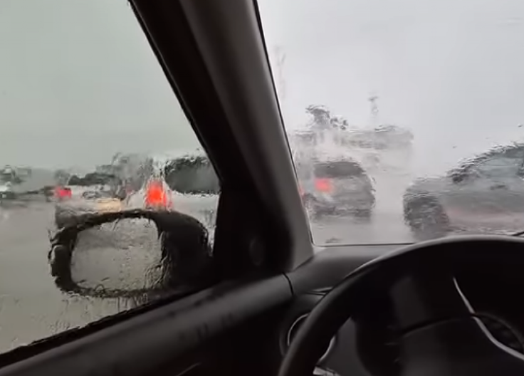 OLUJNI VETAR OBORIO KROV NA KOLOVOZ, TRAGEDIJA IZBEGNUTA ZA DLAKU! Teško nevreme razorilo Mladenovac