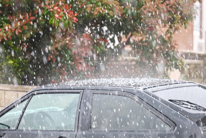 KAKO ZAŠTITI AUTOMOBIL OD GRADA? Jedna sitnica će smanjiti rizik od nagnječenja lima i pucanja stakla, pažljivo pogledajte