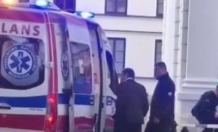 MASAKR NA UNIVERZITETU! Sekirom odrubio glavu ženi, čuvaru se bore za život, tragedija u Varšavi (VIDEO)