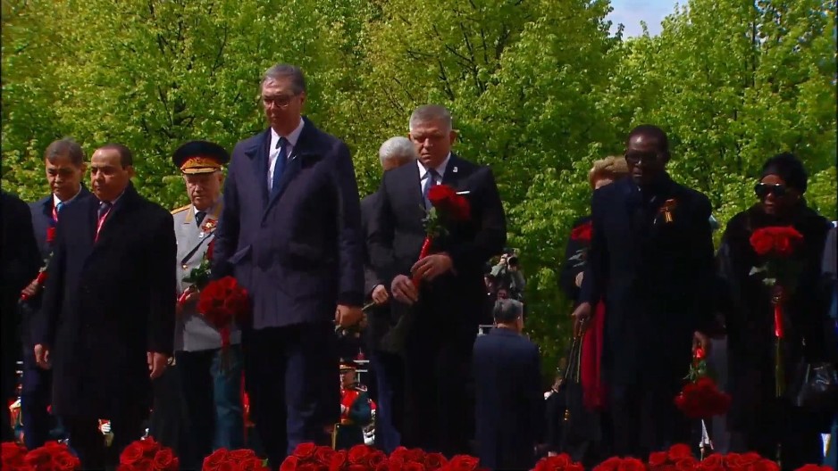 VUČIĆ SA FICOM POLOŽIO CVEĆE NA GROB NEZNANOG JUNAKA Svetski lideri u Aleksandrovskoj bašti