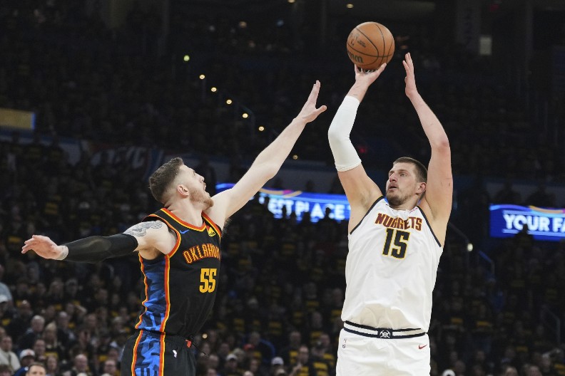 ŠTA TO BI, NIKOLA? Jokić "počastio" saigrača, svi bruje o potezu Srbina na zagrevanju (VIDEO)