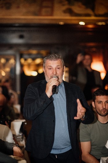 SKANDAL NA NASTUPU ŠERIFA KONJEVIĆA Dečko iz publike skočio na binu, pevač nasrnuo na njega!