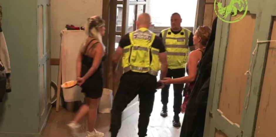 SRAMNO PONAŠANJE RIJALITI UČESNIKA! Gledaoci zgroženi prizorom, obezbeđenje hitno reagovalo (VIDEO)