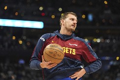 NIJE NI KROČIO NA TEREN, A VEĆ JE SVE ODUŠEVIO Pogledajte stajling Nikole Jokića (VIDEO)