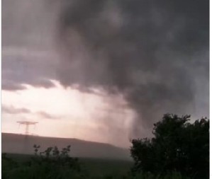 SUPERĆELIJSKA OLUJA SA TORNADOM HRLI KA SRBIJI! Lovac na oluje komentariše: "Nikada nećemo zaboraviti ovaj dan"  (VIDEO)