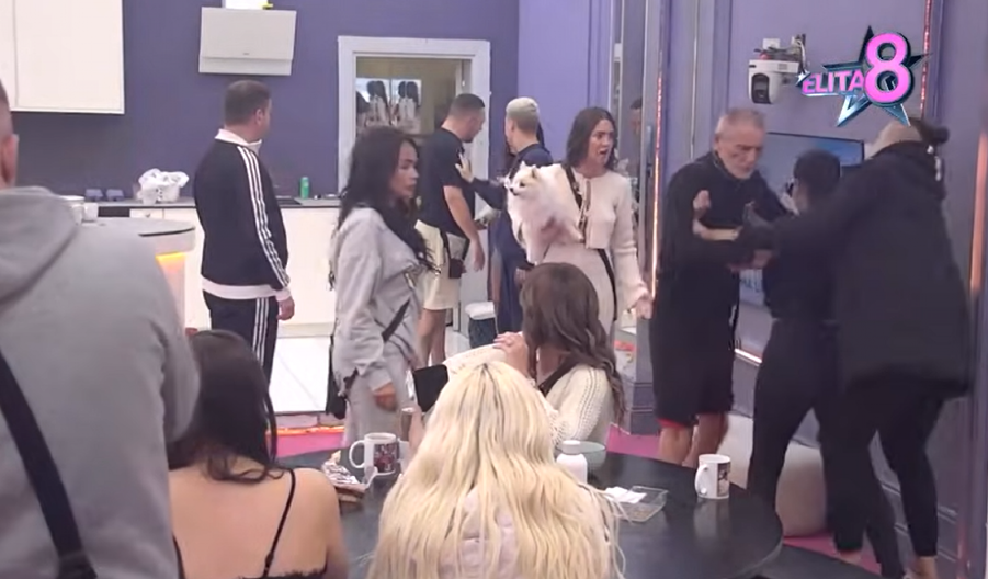 TUČA UČESNICA ELITE Skočila jedna na drugu, čupaju se i pljuju, nastao haos (VIDEO)