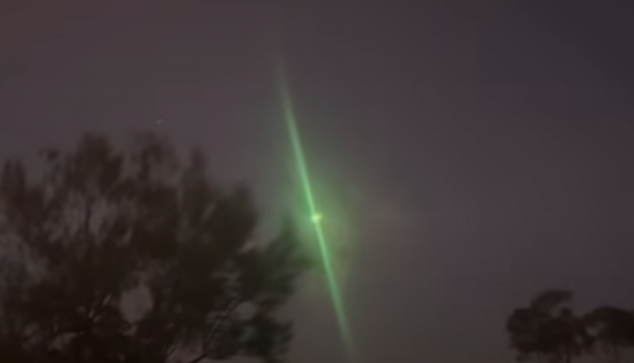 LJUDI GLEDALI ZAČUĐENO, ŠTA JE OVO ZELENO NA NEBU? Stručnjak se oglasio, rešio je misteriju