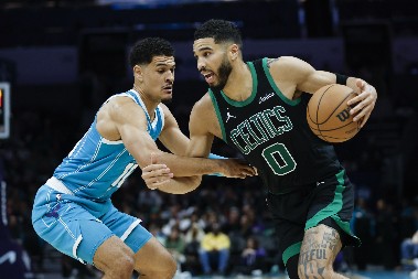 ŠAMPION NA RUBU ELIMINACIJE Niksi imaju tri meč lopte protiv Bostona, Tejtum se teže povredio