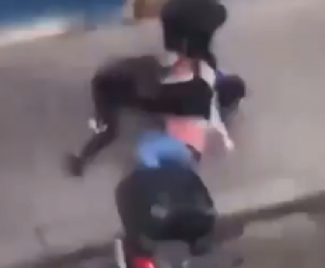 DRAMA NA ULICAMA PRESTONICE: Bračni par sa detetom vukli po ulici, pokušali otmicu! (VIDEO)