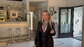 PREPOLOVILA SE NAKON RAZVODA Pevačica se pojavila na proslavi, totalno neprepoznatljiva! (FOTO/VIDEO)