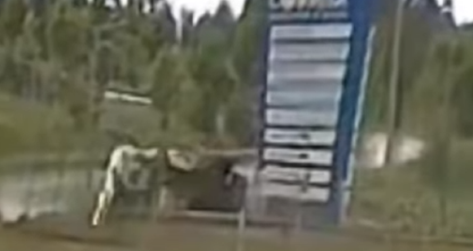 JEZIV UDES NA AUTOPUTU! Vozač uleteo u kružni tok, pa izleteo kroz vetrobran autocisterne (VIDEO)