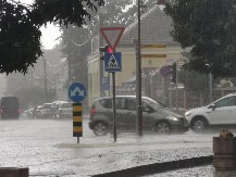 AMSS: OPREZ ZA VOLANOM, POPODNE I UVEČE SE OČEKUJE NEVREME SA PLJUSKOVIMA! Teži uslovi usled promene vremena