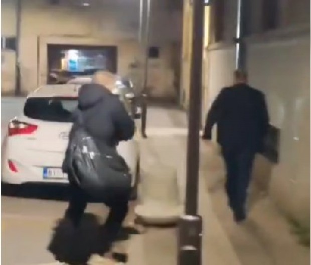 DIREKTORA DOMA ZDRAVLJA MILORADA JERKANA GAĐALI SU JAJIMA NA ULICI Sramno ponašanje blokadera foteljaša u Nišu! (VIDEO)