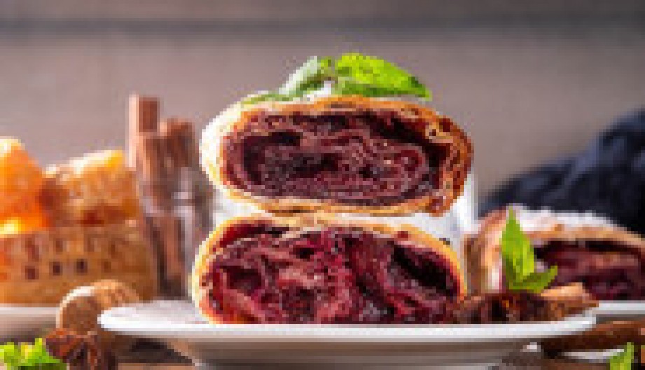 NEODOLJIVA ŠTRUDLA SA VIŠNJAMA Mirisna poslastica koja budi nostalgiju, za jutro koje se pamti