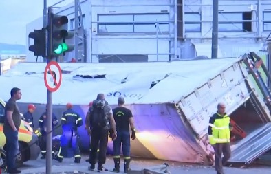 KAMION SE SURVAO S NADVOŽNJAKA, IMA POVREĐENIH Zaštitna ograda smrskana, vozilo uništeno, staklo svuda po putu: Dramatičan snimak nesreće u Grčkoj (VIDEO)