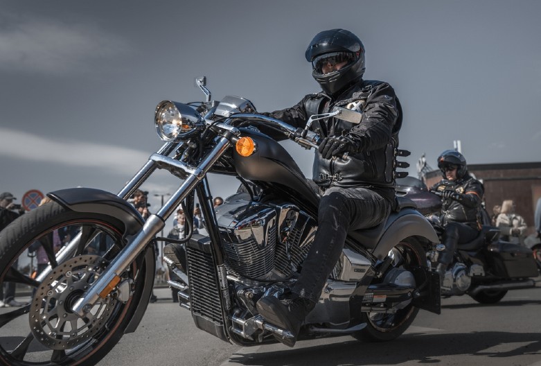 TAJNI SIGNAL MOTOCIKLISTA Šta govori žuta krpica na parkiranom motoru?