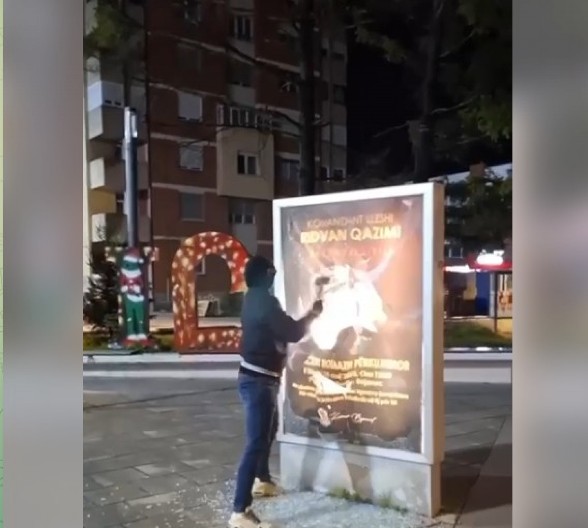 BRAVO, MOMČINO! Pogledajte kako je razbijen sramni plakat usred Bujanovca koji veliča albanskog teroristu (VIDEO)