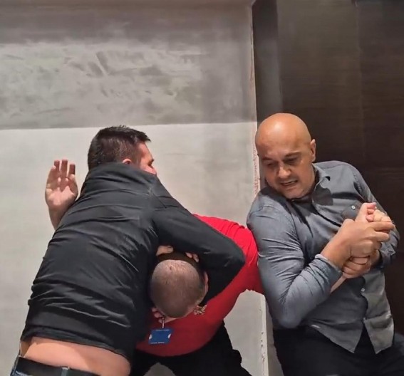 DOKAZ CRNO NA BELO! Evo kako opozicija sa svojim medijima i blokaderima obmanjuje narod! (VIDEO)