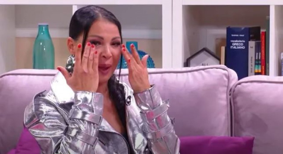 RAZVELA SE POSLE 25 GODINA! Pevačica u suzama, progovorila o paklu kroz koji je prošla u poslednje dve godine: