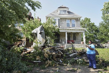 SNAŽNA OLUJA I TORNADO KOSILI SVE ZA SOBOM, POGOĐENO NA HILJADE DOMOVA! Nevreme ubilo najmanje 16 ljudi (FOTO/VIDEO)