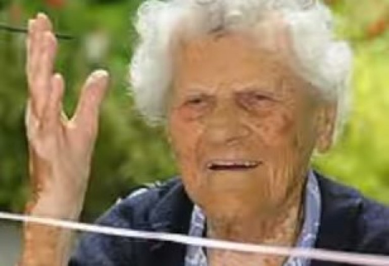 ODUVALA 115 SVEĆICA NA TORTI, I OTKRILA TAJNI RECEPT ZA DUG ŽIVOT Najstarija žena na svetu tvrdi da se drži samo jednog jednostavnog pravila!