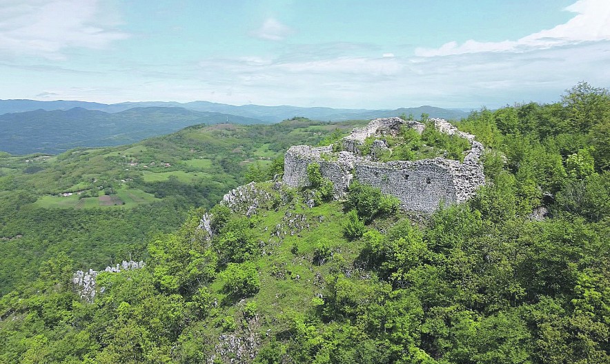 MISTERIOZNO UTVRĐENJE NA TARI PRATI KRVAVA LEGENDA Niko ne zna kad je Solotnik tačno izgrađen, pohodili ga lovci na blago tragajući za ćupovima zlata