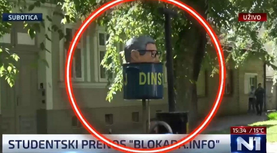 DINSTAJU ODRUBLJENU VUČIĆEVU GLAVU! Monstruozna scena na protestu blokadera u Subotici! (VIDEO)