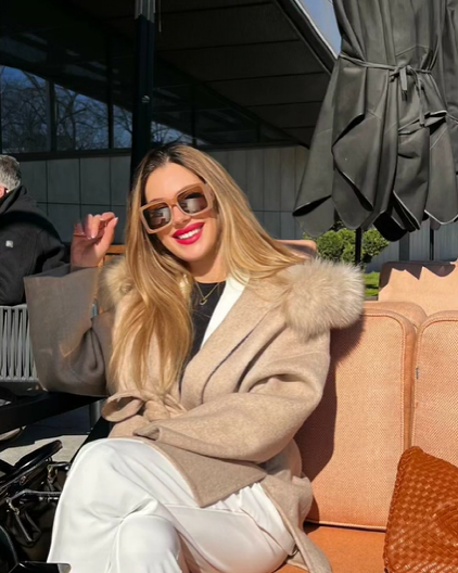 BIVŠA POSLANICA U VRELIM POZAMA Isplivale privatne fotografije nakon što je nestala iz javnosti (FOTO)