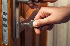 NE BACAJTE 50 EVRA, AKO MOŽETE OVO I SAMI DA URADITE Evo kako da iščupate polomljeni ključ iz brave