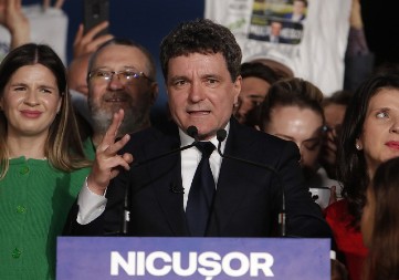 DAN NIKUŠOR ODNEO POBEDU Pristalice novoizabranog predsednika Rumunije slave na ulicama Bukurešta