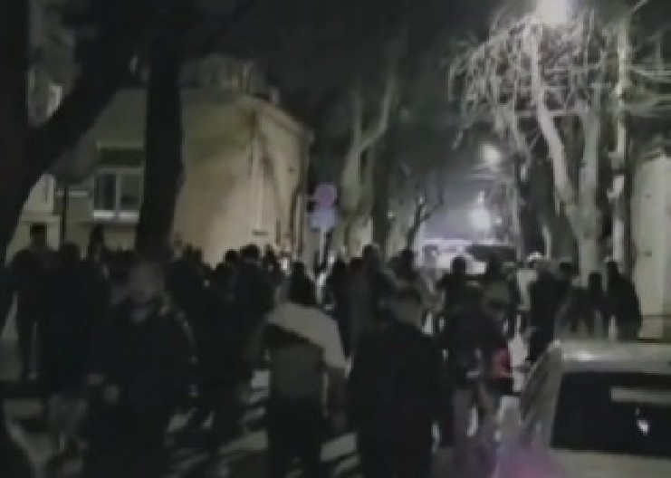 "CRKNI BRE, UBIJTE GA!" Blokaderi kao hijene, napadaju 100 na 1, jezivo nasilje foteljaša!