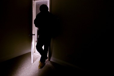 MALOLETNICI NAMAMILI PEDOFILA NA KALEMEGDAN, PA GA PREMLATILI LETVAMA Pretučeni pozvao policiju pa ispričao ovo