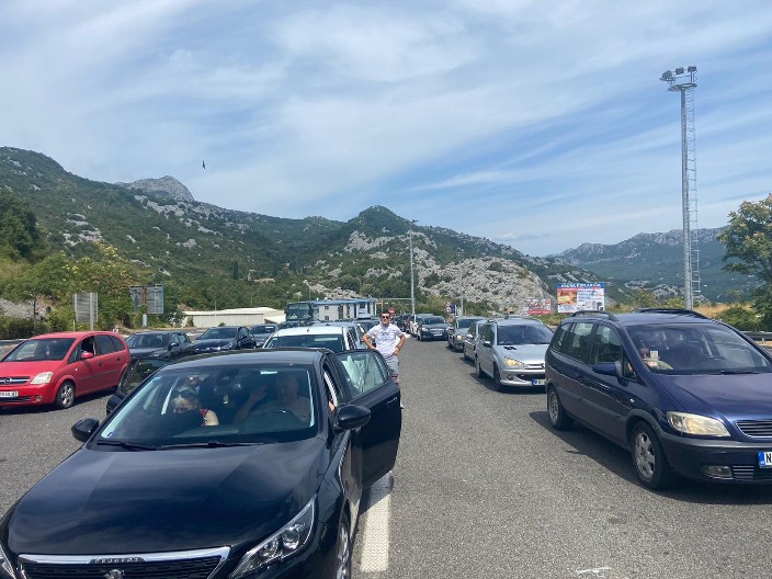 TERETNJACI U PAKLU! Na izlazu iz Srbije čekaju i do tri sata