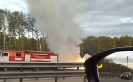 OSTACI AUTOMOBILA RAZBACANI NA VIŠE OD 300 METARA Veliki požar na auto-putu