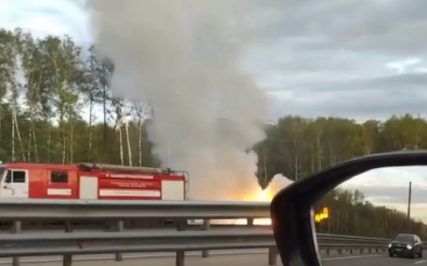 OSTACI AUTOMOBILA RAZBACANI NA VIŠE OD 300 METARA Veliki požar na auto-putu