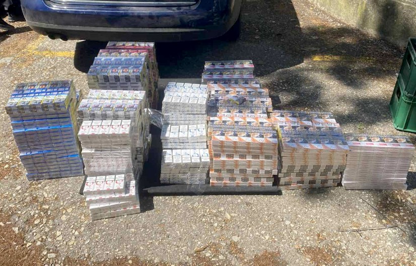 POKUŠAO DA PROKRIJUMČARI 2.599 PAKLICA CIGARETA Uhapšen muškarac (31) na graničnom prelazu „Jarinje“