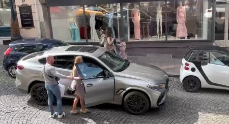 TEA TAIROVIĆ SA MUŽEM U BESNOJ MAŠINI OD PREKO 100.000 EVRA Dok ona kupuje, Ivan nosi kese i otvara vrata (FOTO/VIDEO)