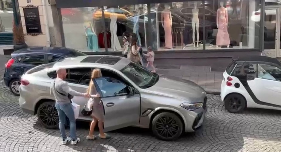 TEA TAIROVIĆ SA MUŽEM U BESNOJ MAŠINI OD PREKO 100.000 EVRA Dok ona kupuje, Ivan nosi kese i otvara vrata (FOTO/VIDEO)