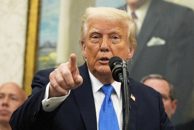 TRAMP POKOPAO NOVINARA Jadničak nije znao šta ga je snašlo, HAOS u Ovalnoj sobi, kamera SVE snimila! (VIDEO)