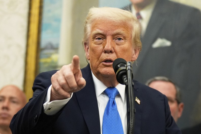 TRAMP POKOPAO NOVINARA Jadničak nije znao šta ga je snašlo, HAOS u Ovalnoj sobi, kamera SVE snimila! (VIDEO)