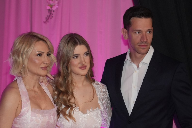 OVAKO SE RAŠA PONAŠAO NA PUNOLETSTVU PASTORKE Goca uhvatila mikrofon i zapevala ćerki Leni, a o njegovoj reakciji svi pričaju