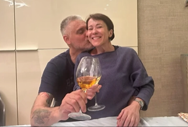 PIŠI, PA BRIŠI! Čeda Jovanović objavio fotku sa misterioznom ženom koja mu sedi u krilu, sklonio objavu sa Instagrama brzinom svetlosti