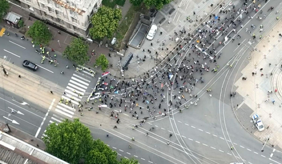 BLOKADERI MALTRETIRAJU BEOGRAĐANE U CENTRU GRADA Šaka jada ih se skupila na Dušanovcu,  TO JE TAJ NJIHOV "VELIČANSTVENI" SKUP (FOTO)