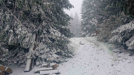 U OVOM MESTU U SRBIJI DANAS PADA SNEG Tamo je minus! Ovakve scene usred maja se NE PAMTE